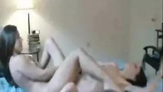 ثنائي سحاقي صغير يمصّ ويركب قضباناً اصطناعية كبيرة