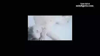 تقلع ملابسها امام ابنها الذي لم يبلغ بعد
