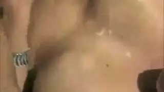 خنثى مثيرة تئن وترتعش أثناء ممارسة جنس صريح