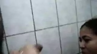 قفل ساقي الخادمة المثيرة على قضيب نابض مشهد إباحي كامل