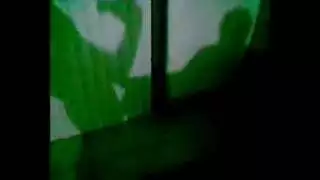 أوضة جماعية جامحة على الأريكة: قذف داخلي متعدد لفتاة سمراء