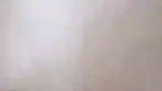 زوجة شقراء محاطة ومملوءة بعدة زبور