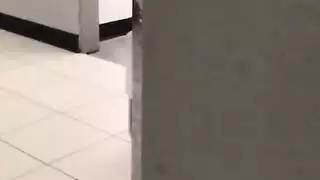 امرأتان ورجل على طاولة البلياردو