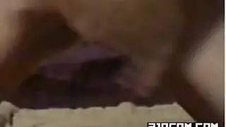 فتحة ضيقة لفتاة صغيرة تأخذ زب كبير
