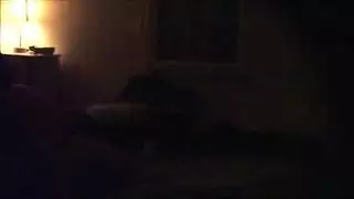 ثعلبة الصحراء تركب القضيب حتى تبلغ ذروتها بعنف