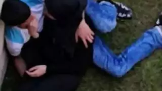 مشهد خارجي إباحي: فتاة مصرية محجبة تمص وتتركب على زب تحت الأشجار