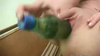 مراهقة مثيرة تمارس الجنس مع زجاجات الصودا بفرجها الضيق الرطب