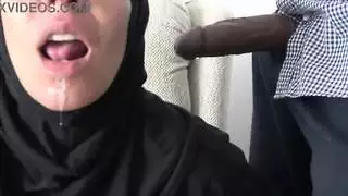 زوجة عربية يائسة في لندن تمارس الجنس المزدوج مع عدة رجال