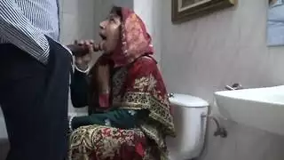 تلتقي زوجة مسلمة تركية قرنية مع مهاجر أسود في مرحاض عام