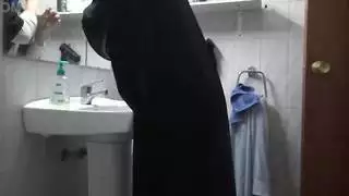 الزوجة المسلمة المطيعة تضع وجهها لأسفل ومؤخرتها لأعلى للجماع الشرجي من الشخصية المهمة