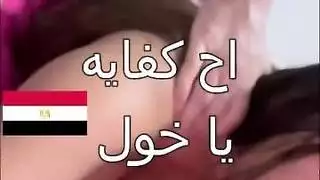 يدخل الجار ويملأ فتحاتها بقضيبه الصلب