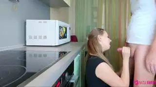 مراهقة نحيفة تأخذ قضيبًا سميكًا في حلقها من أجل السلطة