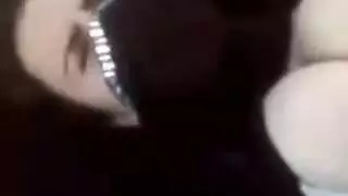 خيانة بين الكثبان: نيك سيارة ساخن مع أثداء كبيرة