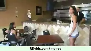 جماعيات متألقات يشترين ليلة مع نجم روك