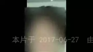 منزلي: دمية جنسية شقراء تأخذ ضربات شرجية في أوgy سحاقي