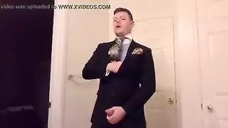 وسيم أشقر يأخذ غريبة إلى المنزل لممارسة جنس عنيف