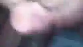 عاهرة لاتينية تمتلئ مهبلها بالسائل المنوي بعد مص القضيب