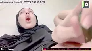 ‫عاشقة القضيب السمراء في مشهد إباحي صريح‬