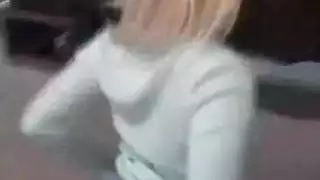 عامل ساخن يمارس الجنس مع ميلة على منضدة العمل