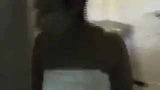 مشهد تلعثم عنيف – جنس حلق قوي ونهاية فوضوية