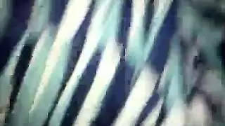 طالبة عاهرة تأخذ قضيبين مخنثين في وقت واحد