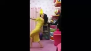 مزه مصرية جامده تتصور عريانة ملط لعشيقها وتمتعه باحلى بزاز وكس وطيز