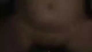 العاهرة السوداء المتعرجة تُنكح بعمق في فيلم جنس جماعي لمفلسين