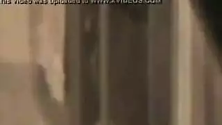 يدفع المعلم الناضج دسار حمارها الضيق الأول، الأول في مكتبها ثم في الحمام