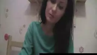 جنس صارخ xxx: عاهرة مرتدية أحذية حمراء تأخذه بجانب المركبة