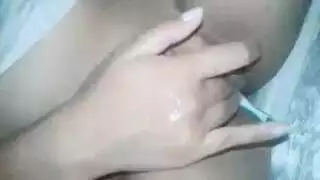 شاب ينيك مؤخرته بقضيبه