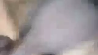 فتاة مغرية بجوارب فخذ حمراء تُنادى مهبلها المبلل بقوة