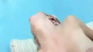يعطف زبه ويطرحه في فتحت شرجه