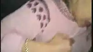 بورن يكسر السرير: فريدا تصرخ خلال النشوة