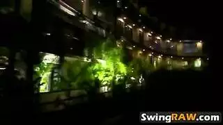 فتاة سمراء ذات فرج مبلل وجلسة حلق عميق