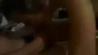 فتاة سمراء تظهر فرجها وتتعرض للضرب