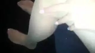 ثنائي جنسي ثنائي الميول: فتاتان تمارسان الجنس مع بعضهما ومع قضيب قاس