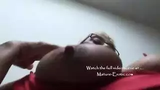 أم محتاجة تكشف مؤخرتها الكبيرة لعشيقها الشاب