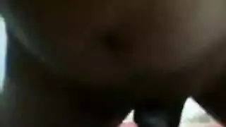 خنثى مشعر يأخذ القضيب والمهبل في مشهد خشن