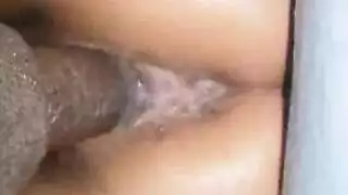 قذف داخلي على الأريكة: مهبل هاوي يُملأ