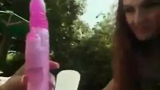 حمراوات مثلية يذهبن إلى الإباحية الصريحة مع الإيلاج الشرجي بالحزام