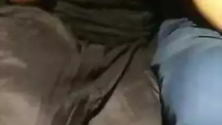 أميرة مدللة تئن بصوت عالٍ وهي تأخذ قضيبًا أسود ضخم