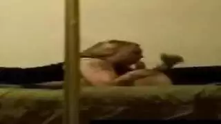إباحي قاسي: شقراء تبتلع القضيب وتتلقي لحساً لمهبلها الحليق