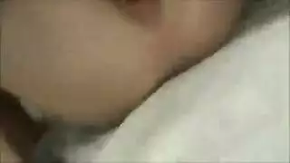 زوجة ساخنة مثقوبة تأخذ قذفاً داخلياً خاماً من مخنثين