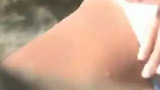 صدر مراهقة صغيرة يخنق قضيبًا كبيرًا