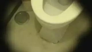 تجسس على هذه الجميلة وهي تزور أماكن غريبة لجنس صريح وتبقى