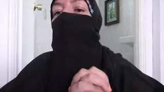 منحرف فرنسي يضاجع فتاة مسلمة في إباحية قاسية