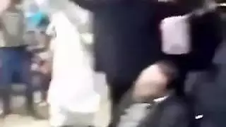 مكممة ومحاصرة: تأخذ قضيبين صلبين بخشونة