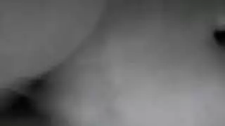 الفتاة الحارة تطالبه بتهدئة قضيبه قبل أن تحلبه