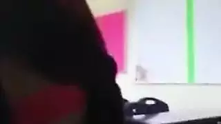 فتاة هاوية تستمني وتئن خلال نشوة جنسية شديدة