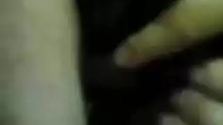 تلمس كسها الرطب متعطشة لجلسة نك قاسية
